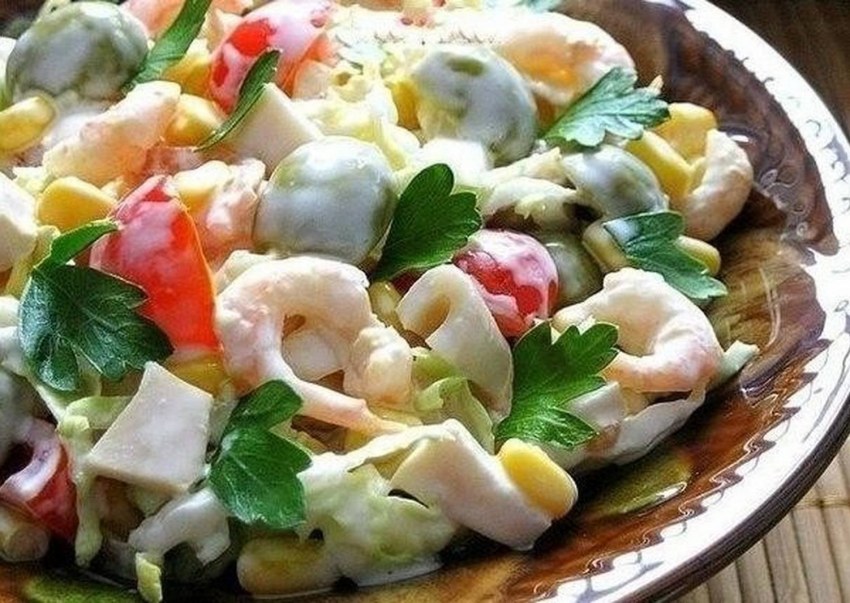 Салат с креветками и редисом