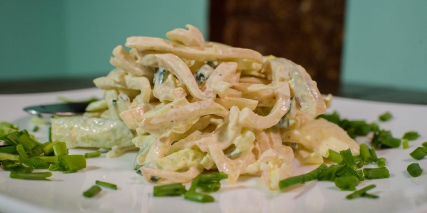 Салат с кальмарами и айсбергом