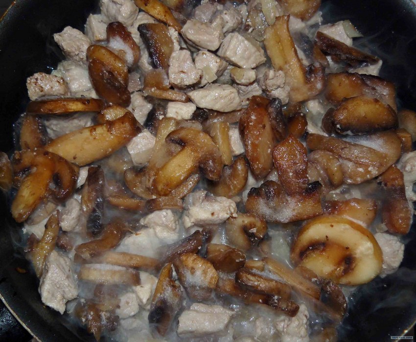 Свинина кусочками на сковороде с грибами