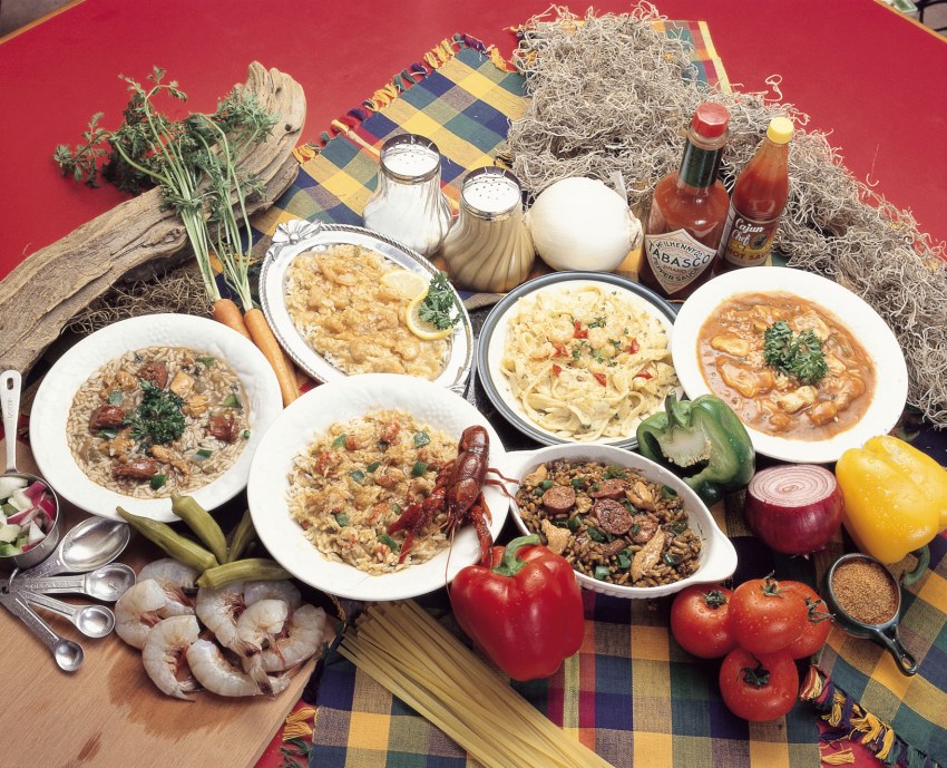 Стол с блюдами русской кухни