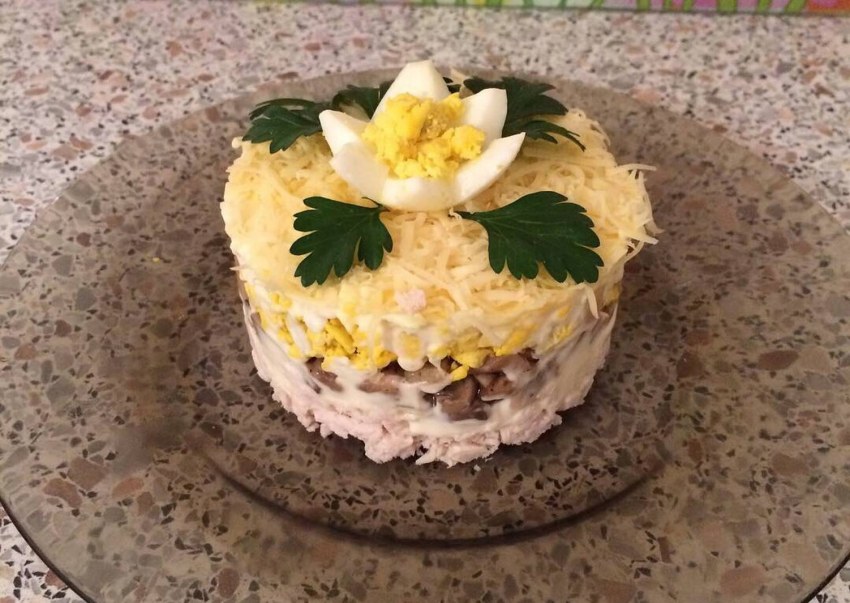 Салат с курицей и грибами и сыром и яйцом