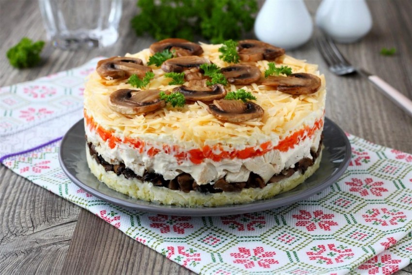 Слоеный салат с курицей и грибами