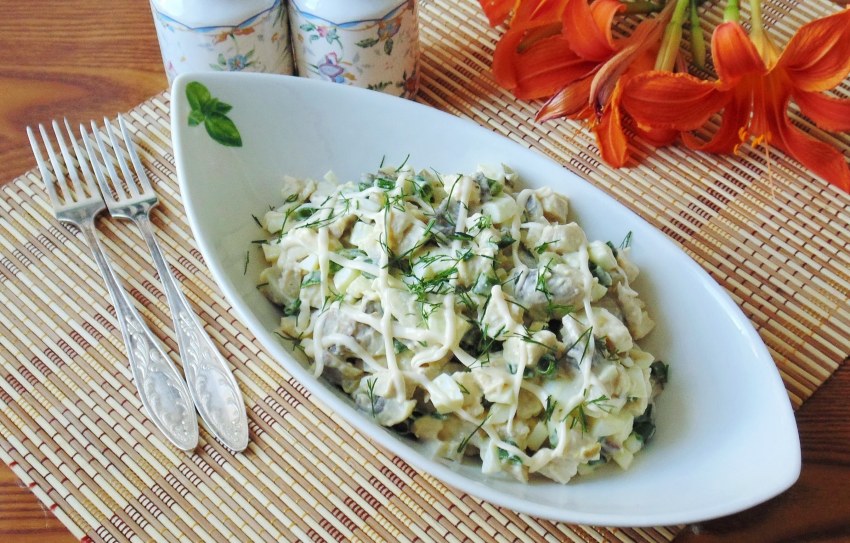 Салат с куриной грудкой и шампиньонами