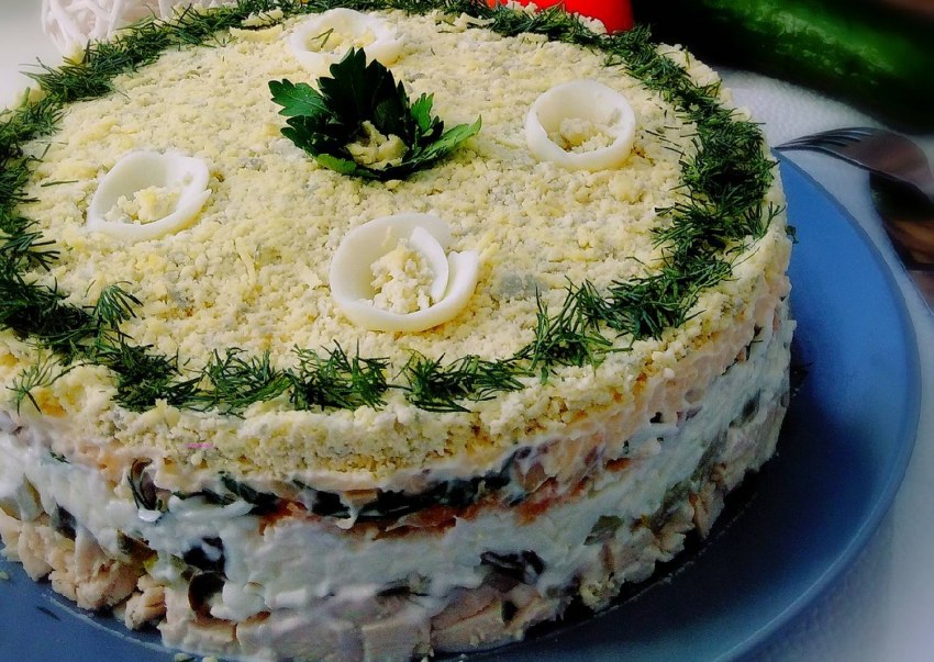 Салат слоёный с курицей и шампиньонами