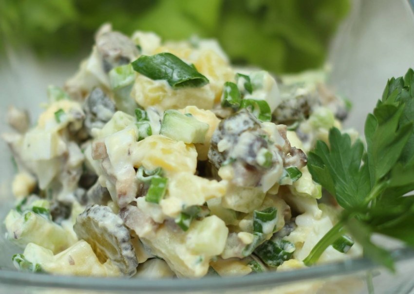 Салат с грибами шампиньонами жареными