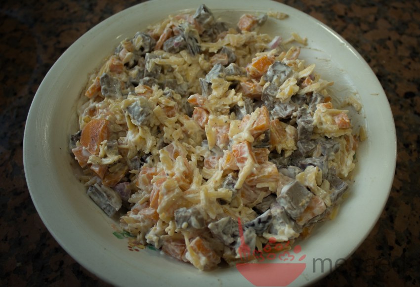 Салат с корейской морковью и копченой курицей и болгарским перцем