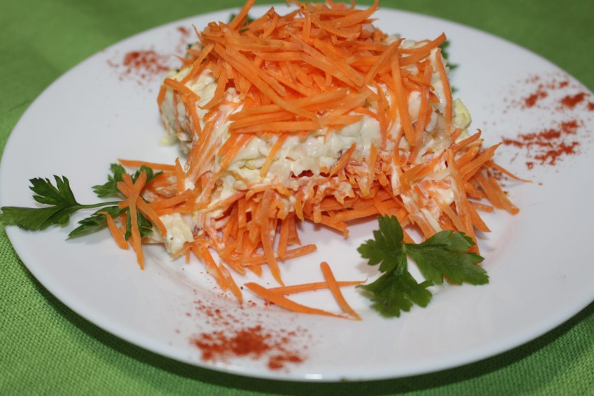 Салат с жареной морковью и луком