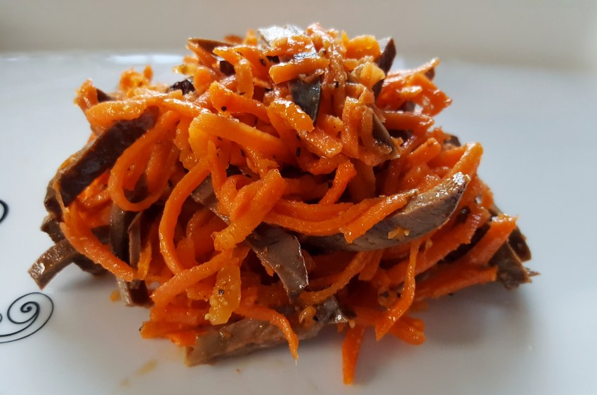 Салат с куриными сердечками и корейской морковью