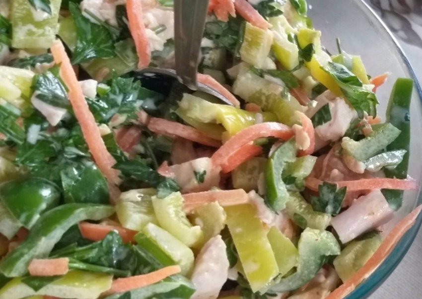 Салат с грудкой и корейской морковкой