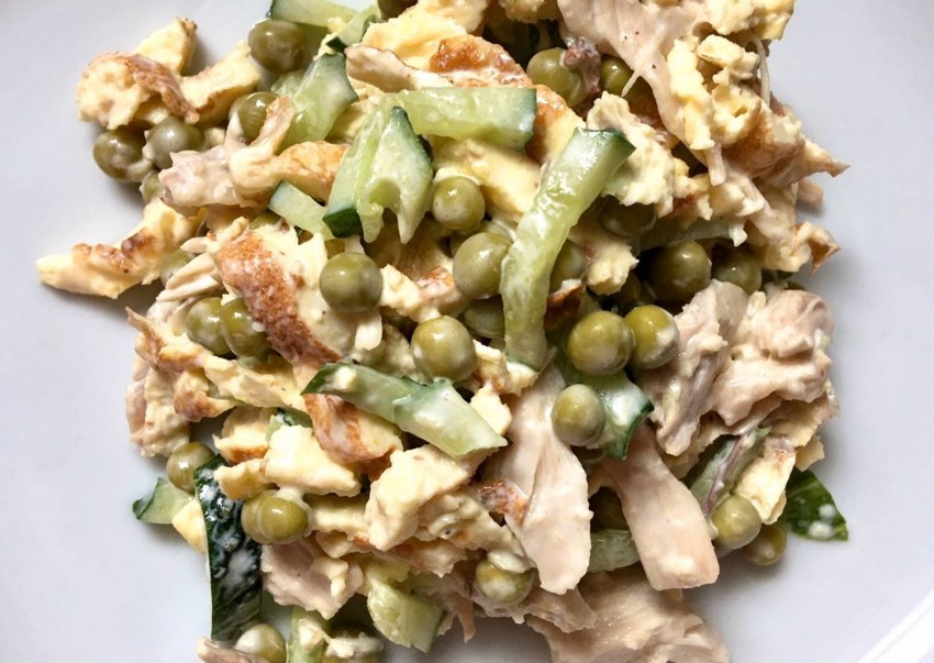 Омлетный салат с курицей