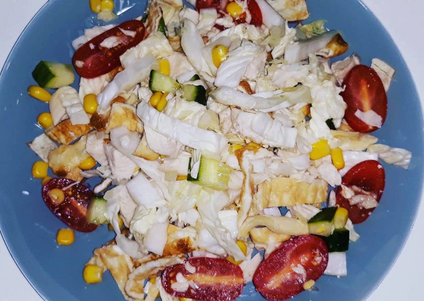 Салат с омлетом и курицей