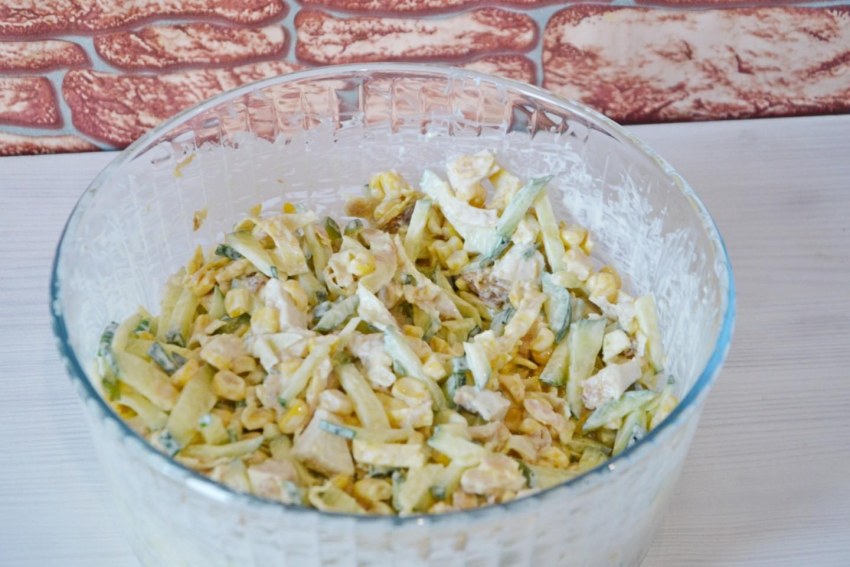Салат из омлета и курицы