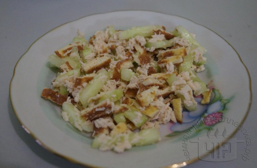 Салат с омлетом и курицей и горошек