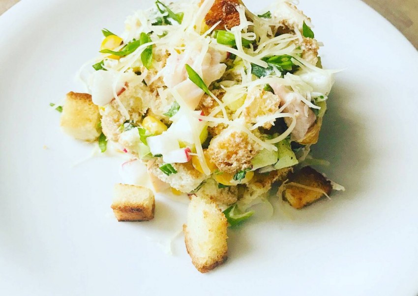 Салат с блинчиками и копченой курицей