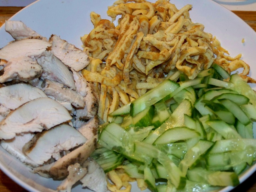 Теплый салат с куриным филе
