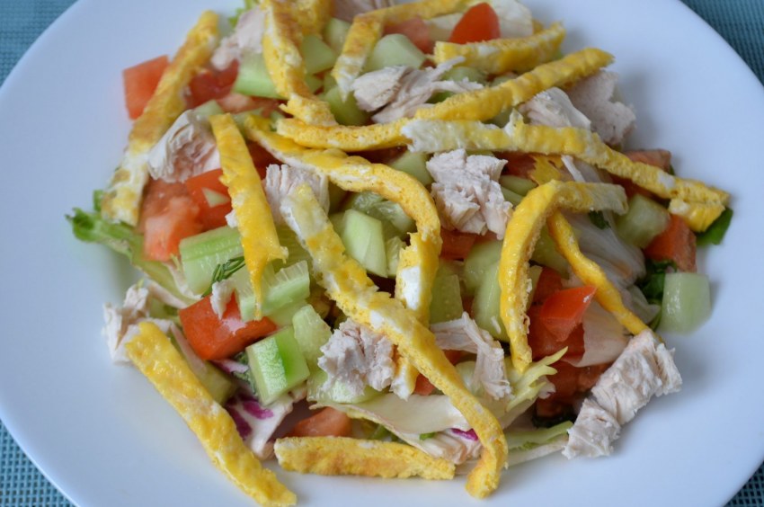 Салат с омлетом и курицей