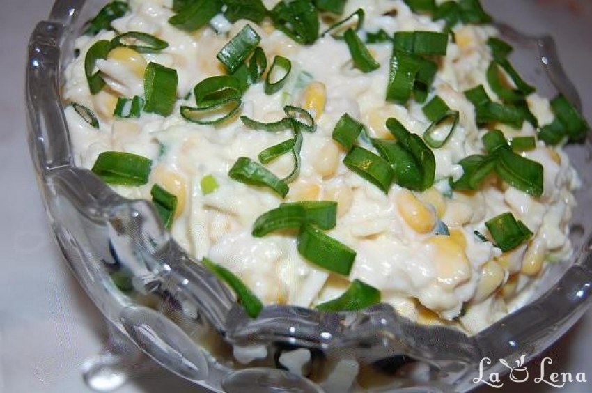 Салат с омлетом и курицей