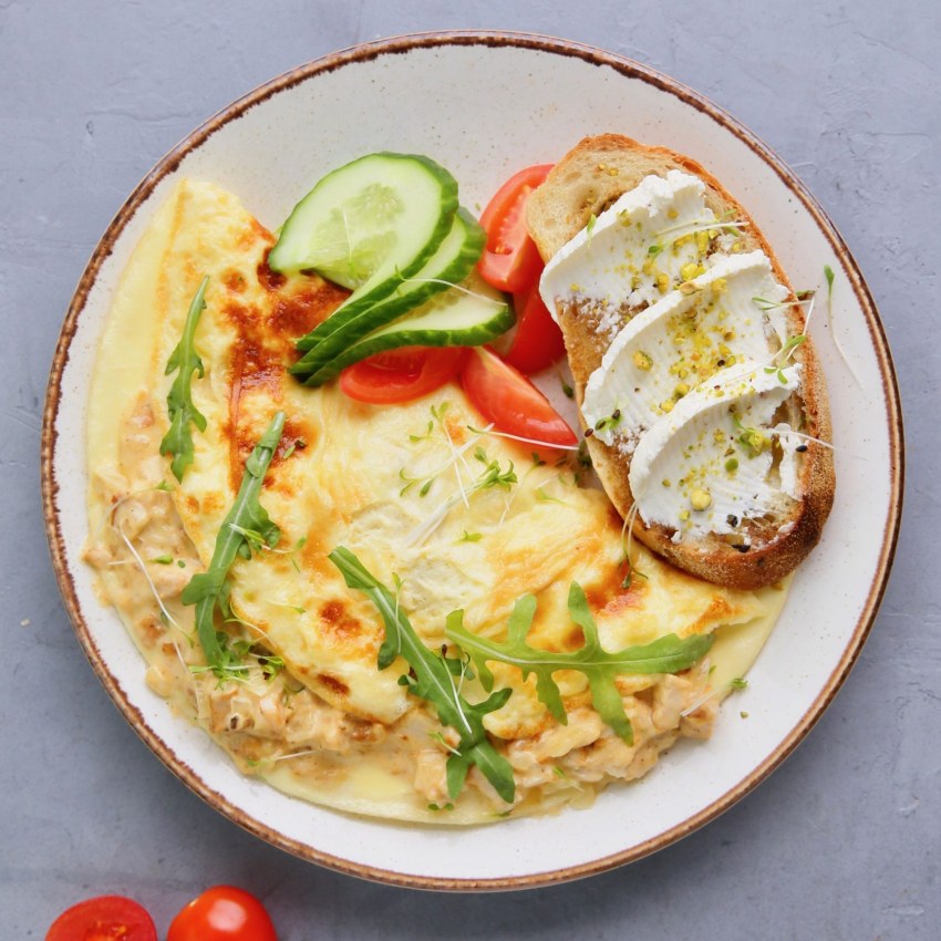 Салат с яичными блинчиками и копченой