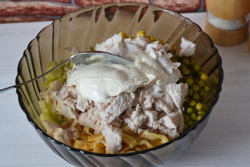 Салат Бруклин с курицей классический
