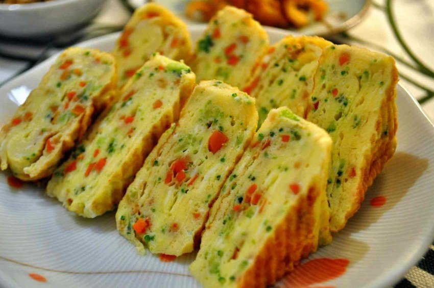 Яичный рулет с овощами