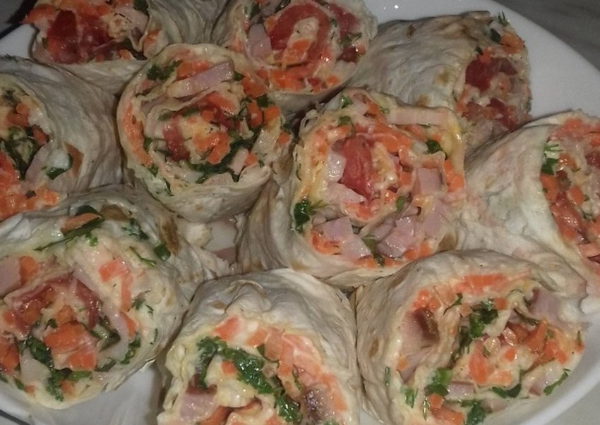 Рулет из лаваша с корейской морковкой