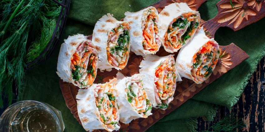 Рулет из лаваша с ветчиной и корейской морковкой