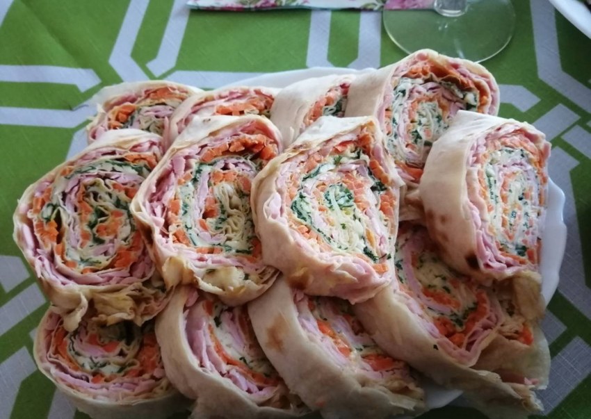 Рулет из курицы и корейской морковки