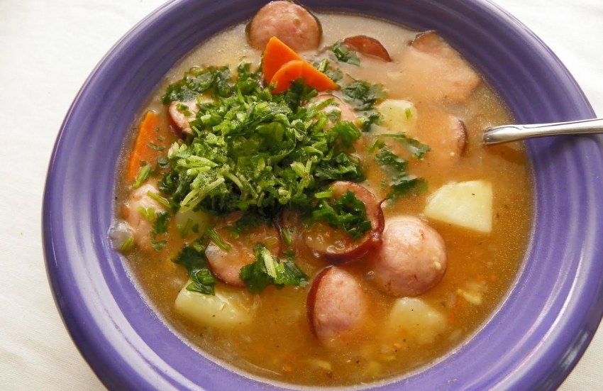Суп с охотничьими колбасками и сыром