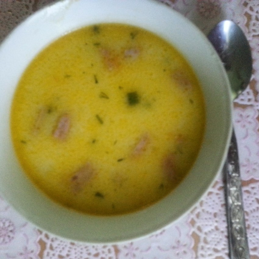 Сырный суп с колбасой и клецками