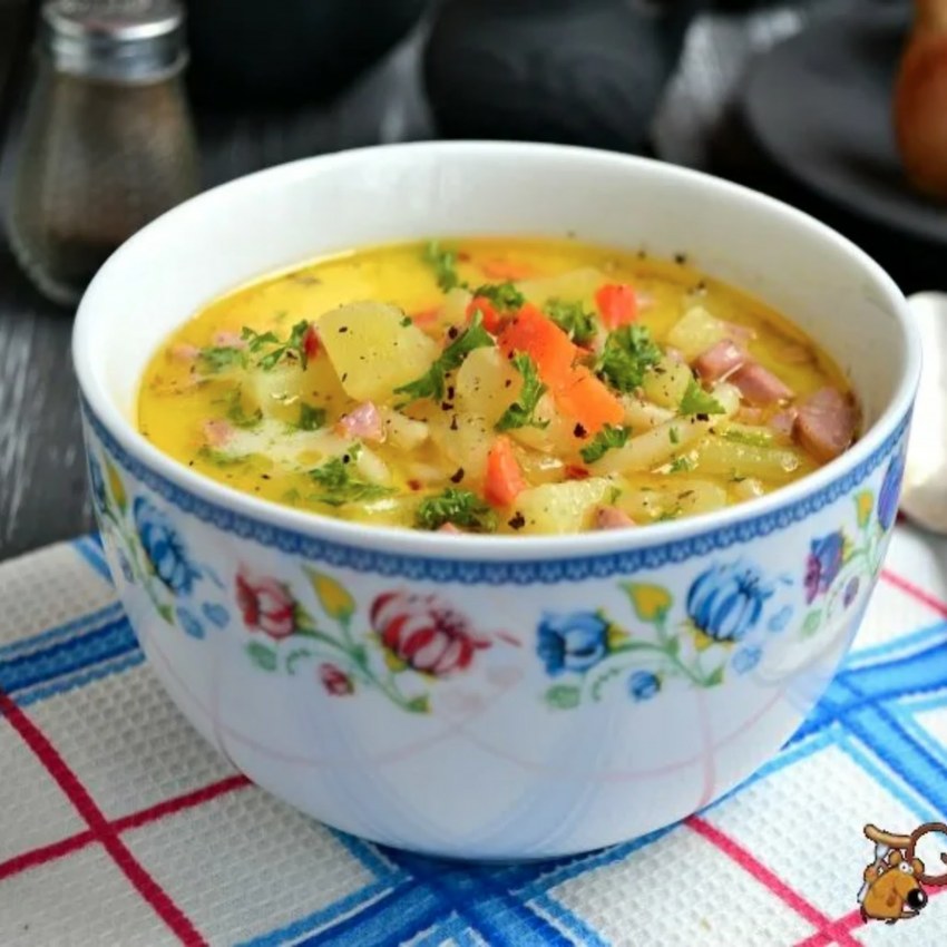 Суп с колбасками и сыром