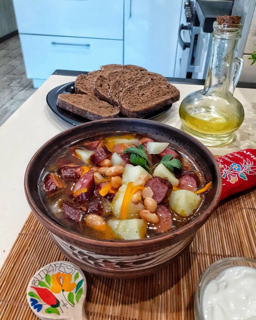Вегетарианская солянка с копченым сыром