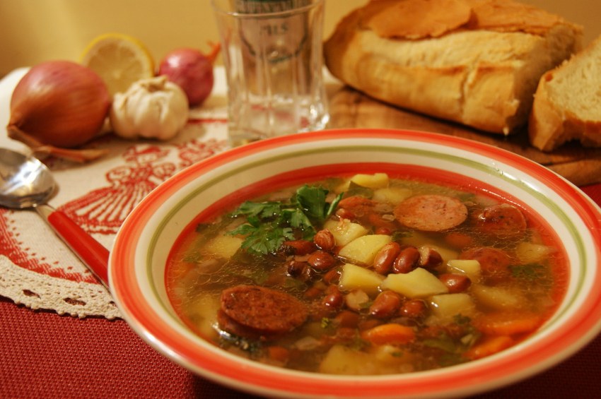 Гороховый суп с копчеными колбасками