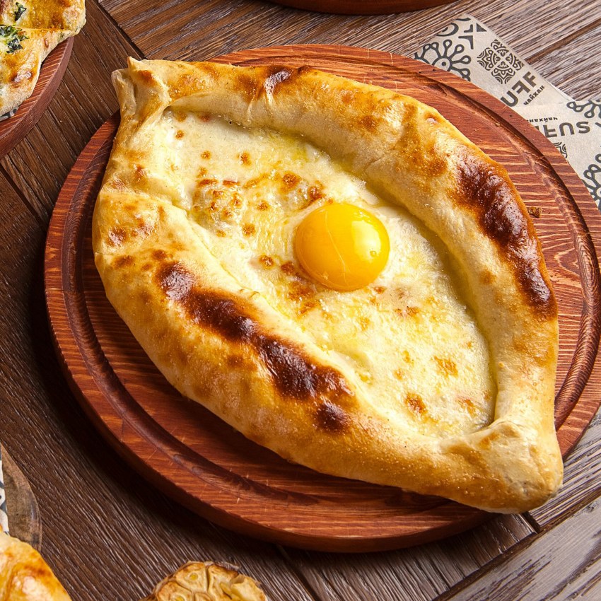 Хачапури с яйцом на сковороде