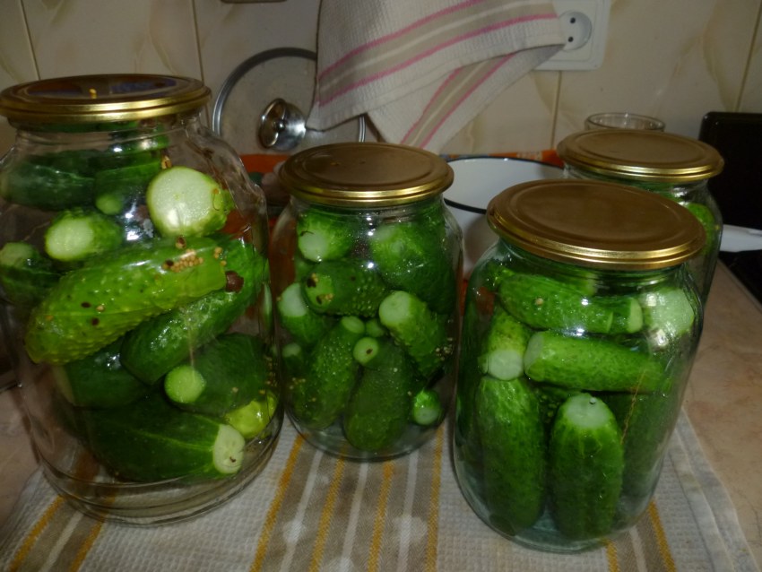 Огурчики в банках