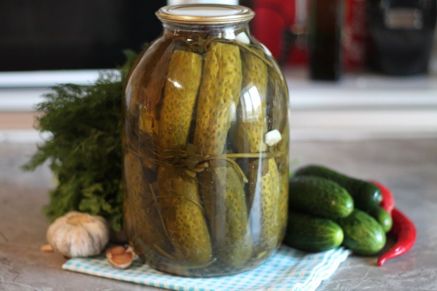 Банка с огурцами
