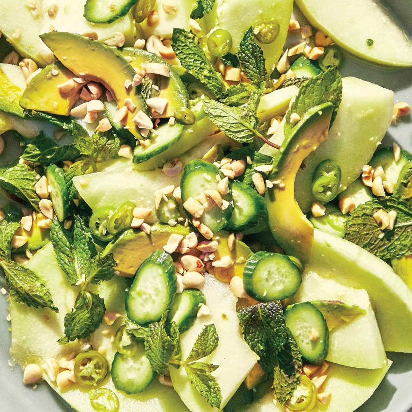 Салат с зеленым салатом и кукурузой