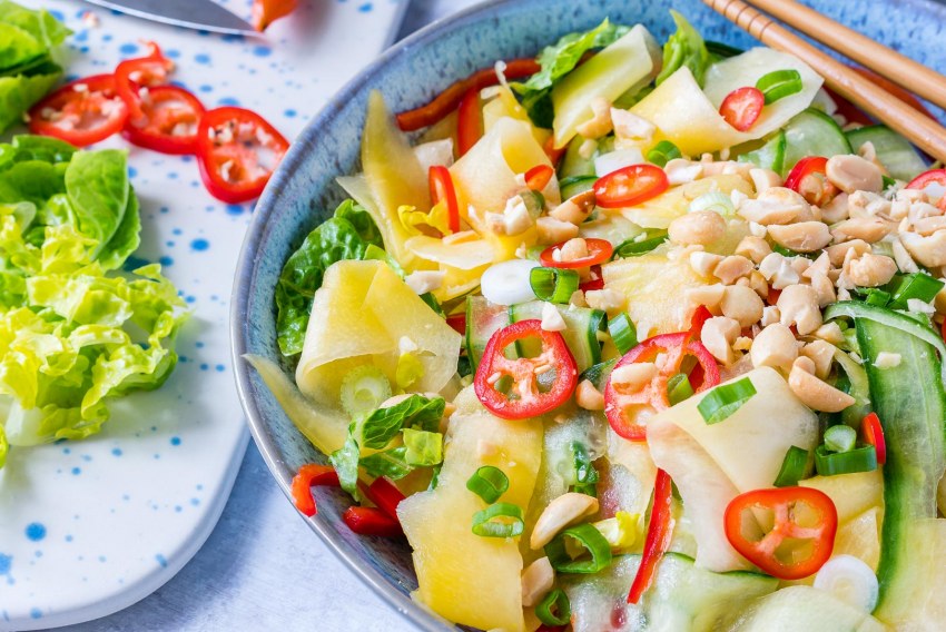 Салат из картофеля кинзы и арахиса