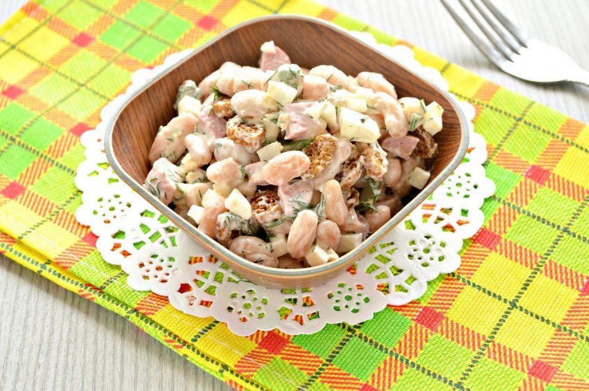 Салат с фасолью и курицей