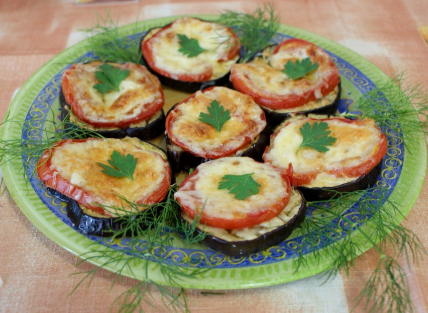 Запеченные баклажаны с сыром