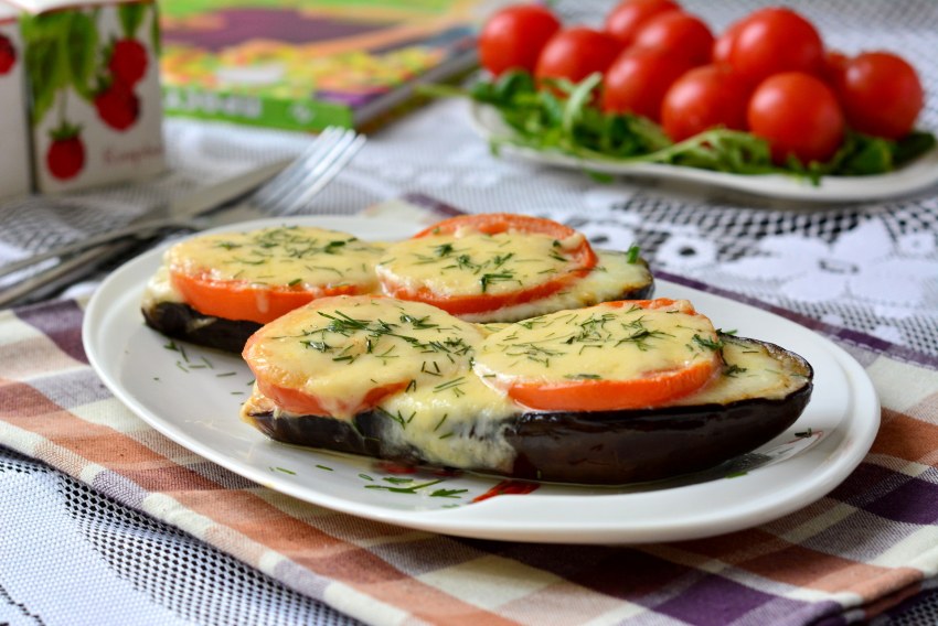 Баклажаны в духовке с помидорами и сыром