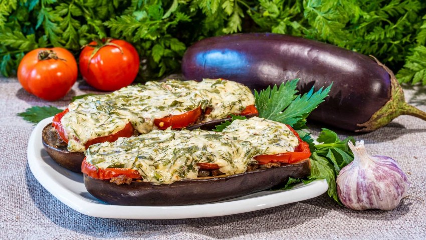 Запеченные баклажаны с помидорами