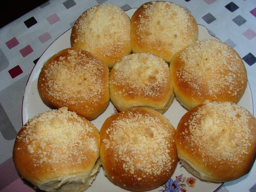 Сдобные сладкие булочки с посыпкой