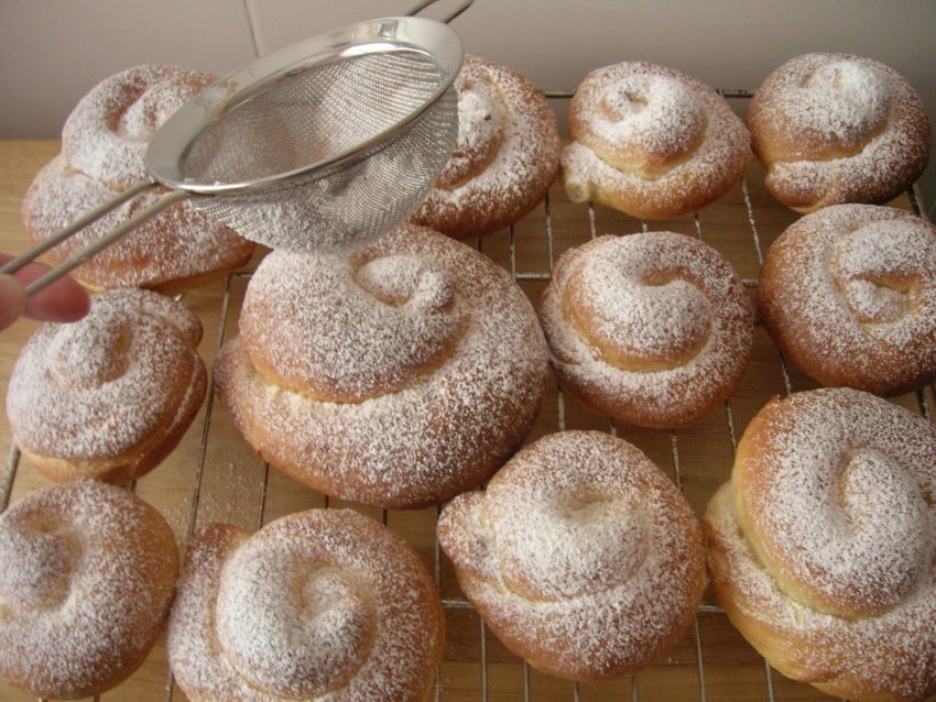 Как азываеться булка посыпанная сахаром