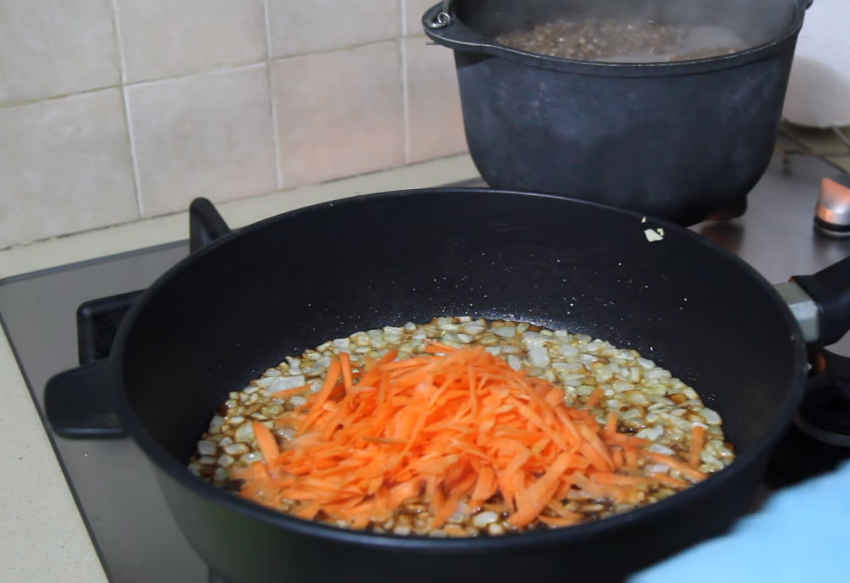 Гречка с луком и морковью на сковороде