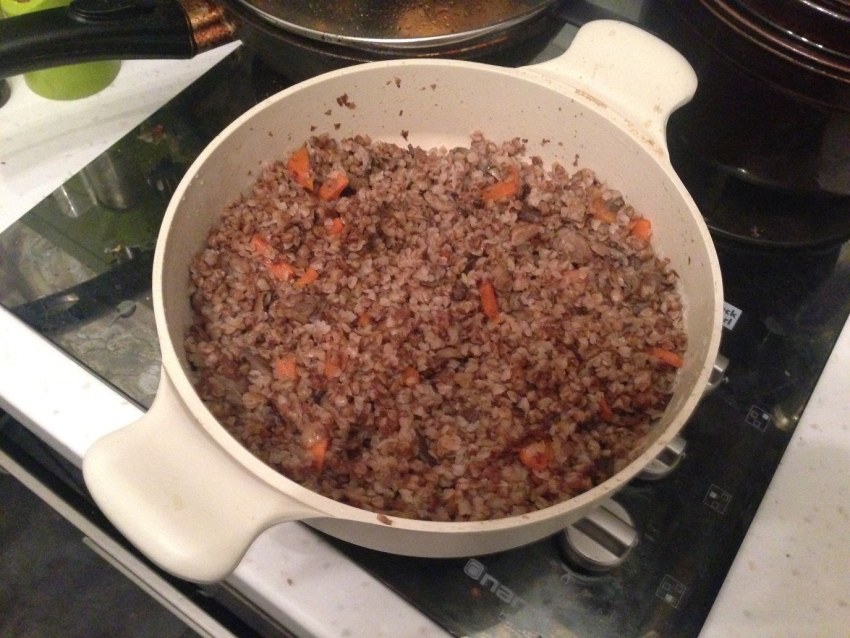 Гречневая каша с шампиньонами и луком на сковороде