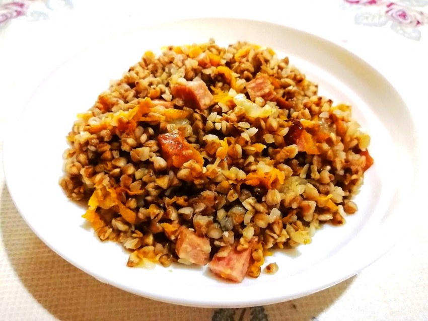 Гречка с фаршем морковью и луком