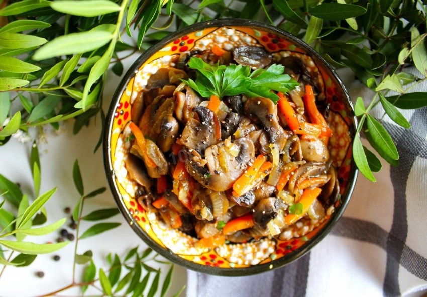 Каша гречневая с грибами и луком и морковью