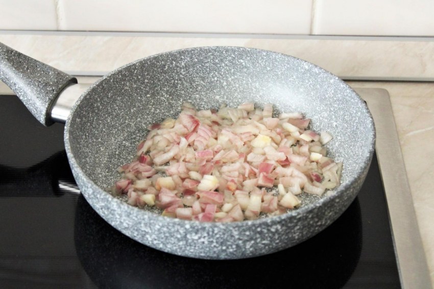 Гречка с грибами шампиньонами и луком и морковью на сковороде