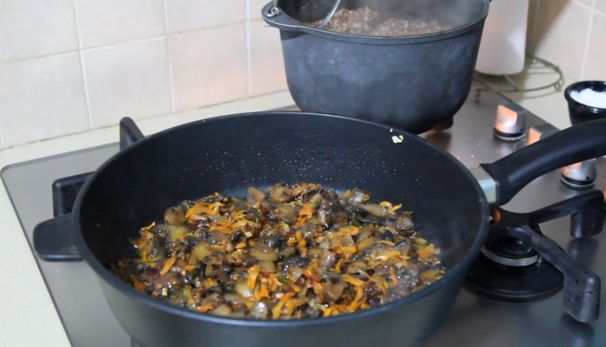 Гречневая каша с морковью и луком