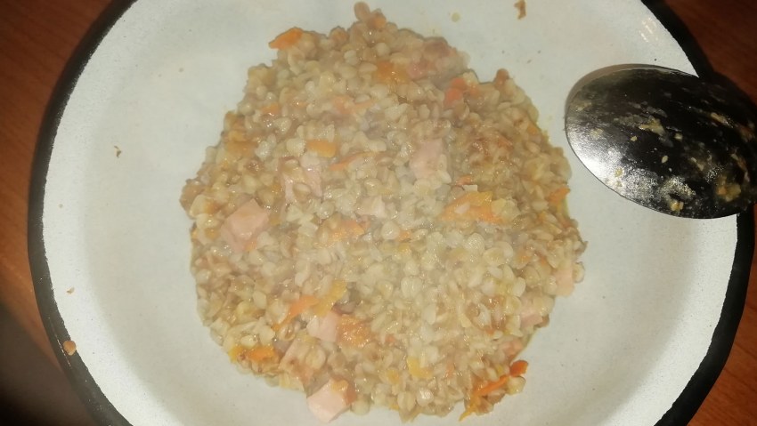 Хек тушеный с морковью и луком на сковороде